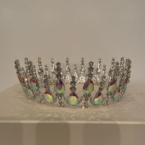 Crown never worn …does not have the Bobbie pins